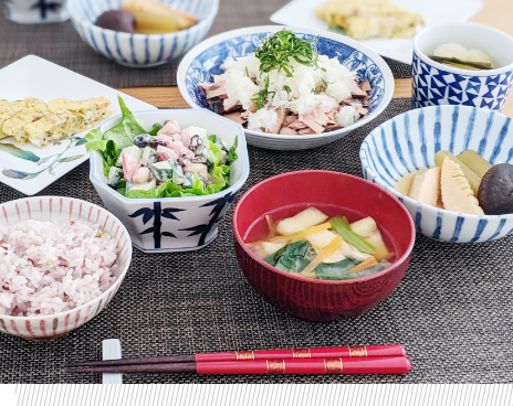 ナカムラさんのある日の昼食の様子。食材の種類も豊富で、栄養バランスにも気を遣われていることが伝わります。